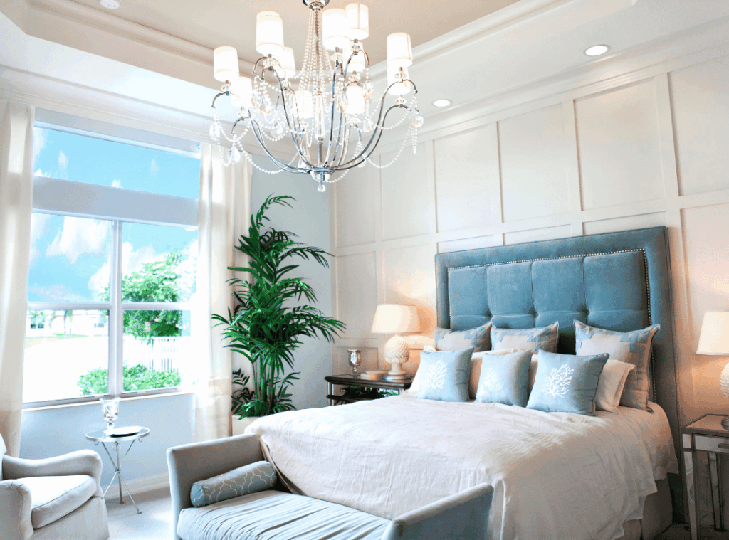 Artikel Wechseljahre schlafen Bild 1 Auf diesem Bild siehst du ein helles, ruhiges Schlafzimmer mit großem Bett, kühler Atmosphäre und viel Tageslicht – ideale Schlafumgebung in den Wechseljahren.