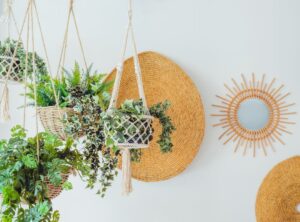Makramee Blumenampel mit grünen Pflanzen – DIY-Pflanzenhänger aus Baumwollschnur, dekorativ und nachhaltig im Boho-Stil.