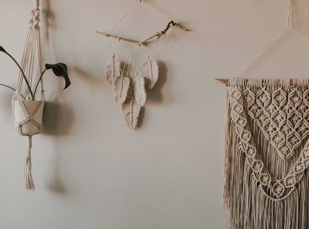 Makramee-Wandbehang und Pflanzenampel aus Baumwollschnur – DIY-Deko im Boho-Stil, nachhaltig und handgeknüpft.