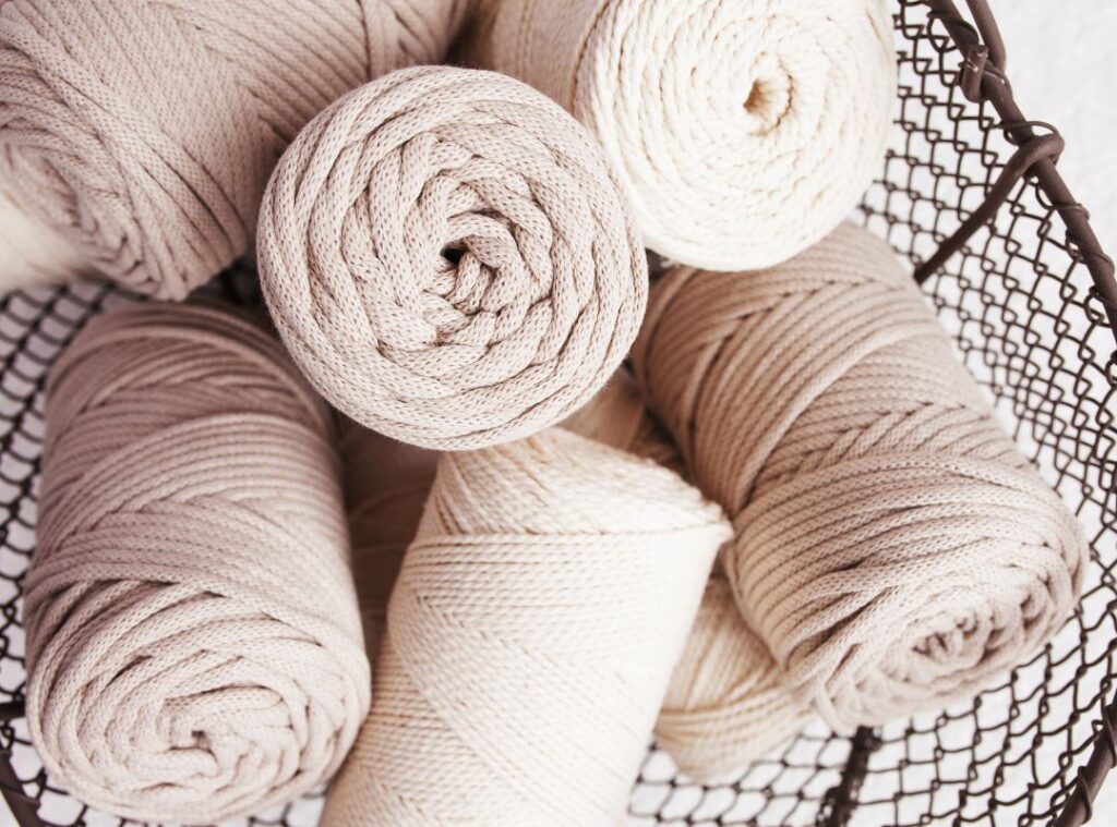 Makramee-Garn aus Baumwolle – nachhaltiges DIY-Material für Pflanzenampeln, Wanddeko und kreative Geschenkideen.