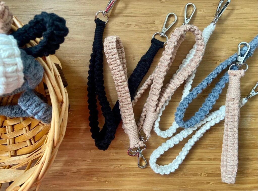 Handgemachte Makramee-Schlüsselanhänger in verschiedenen Farben – nachhaltige DIY-Geschenkidee aus Baumwolle.
