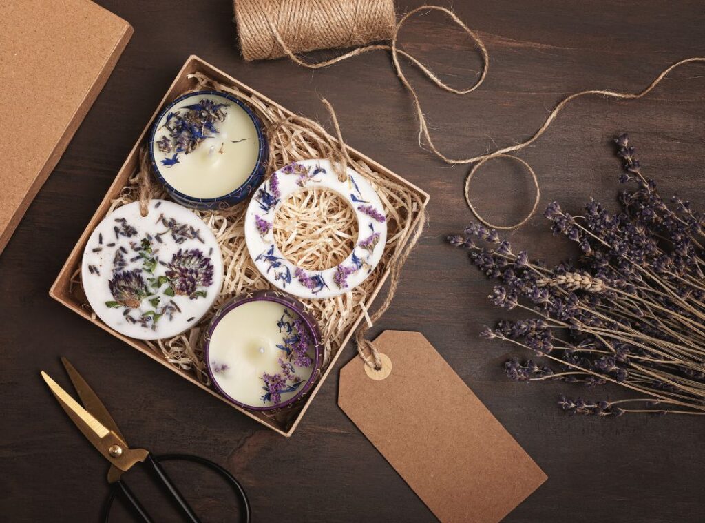 Handgemachte Duftkerzen mit Blüten: Nachhaltige DIY-Geschenkidee im Set, dekorativ verpackt und perfekt zu Weihnachten. DIY Botanical Candles im Geschenkset – handgemachte Duftkerzen und Wachstaler mit getrockneten Blumen und Lavendel